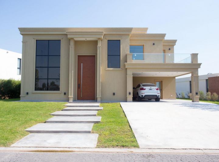 Casa · 270m² · 4 Ambientes · 2 Cocheras
