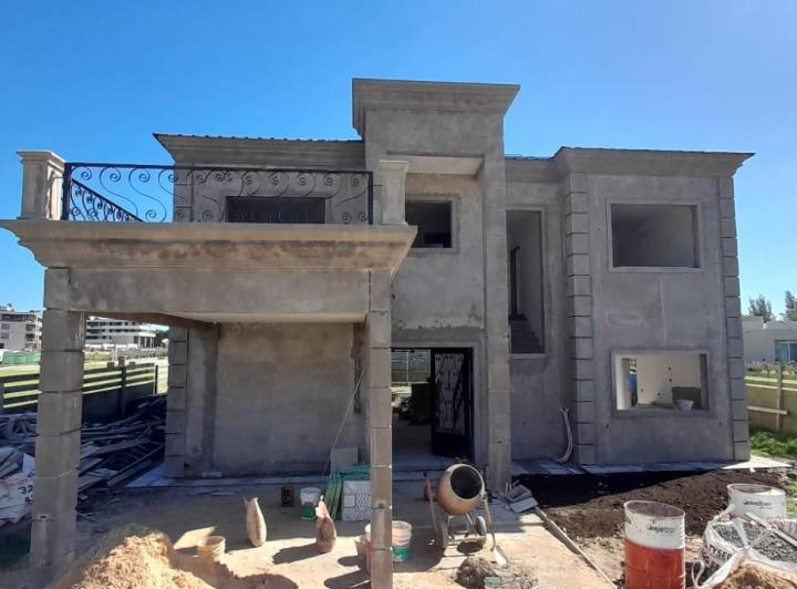 Casa · 240m² · 5 Ambientes · 2 Cocheras