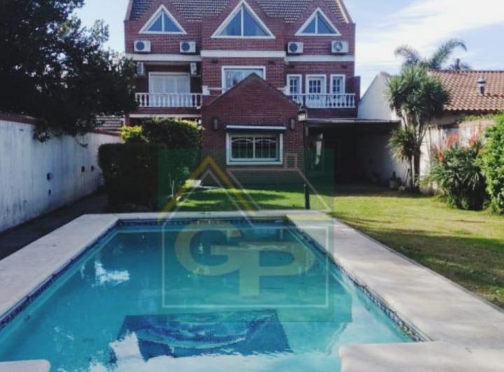 Casa · 480m² · 8 Ambientes · 1 Cochera
