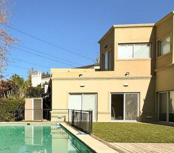 Casa · 250m² · 5 Ambientes