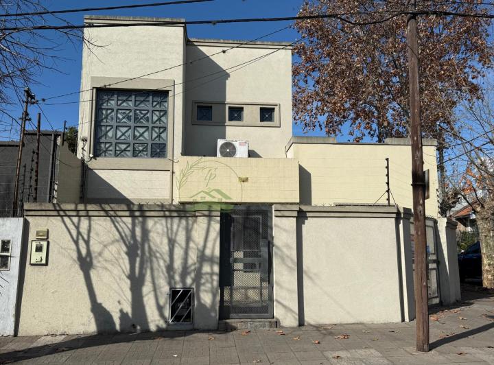 Casa · 200m² · 5 Ambientes · 1 Cochera