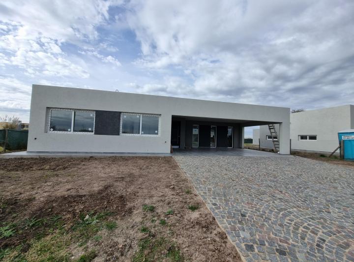 Casa · 212m² · 5 Ambientes · 2 Cocheras