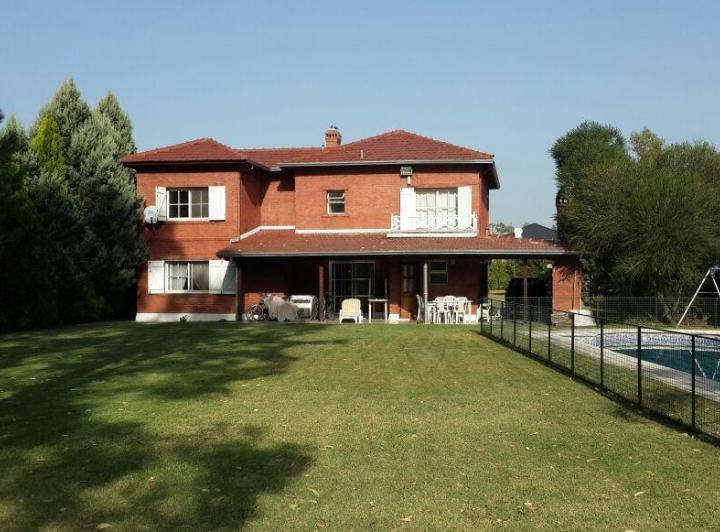 Casa · 270m² · 6 Ambientes · 4 Cocheras
