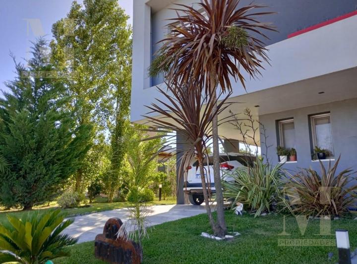 Casa · 280m² · 5 Ambientes · 2 Cocheras