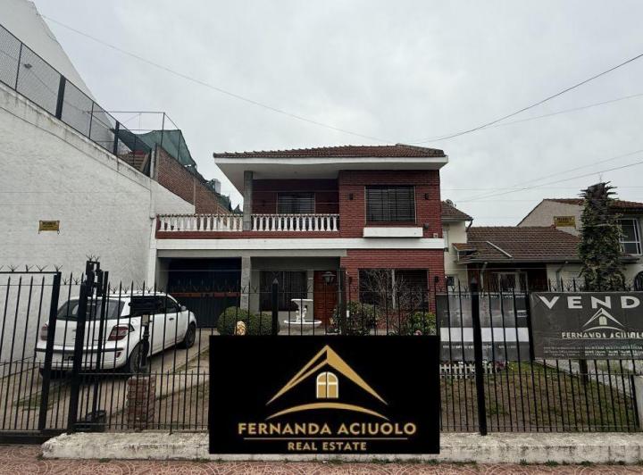 Casa · 280m² · 6 Ambientes · 3 Cocheras