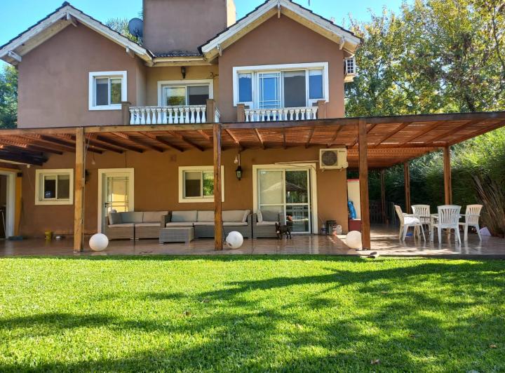 Casa · 300m² · 5 Ambientes · 2 Cocheras