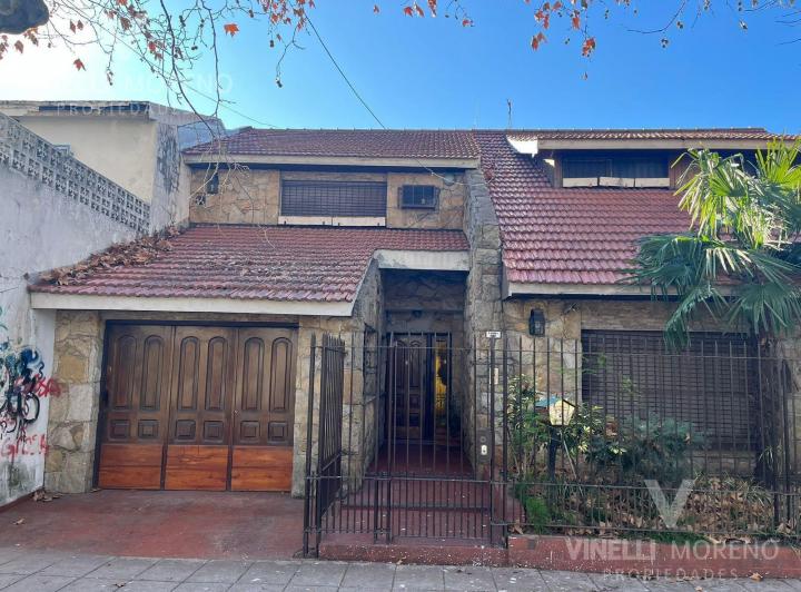 Casa · 240m² · 6 Ambientes · 2 Cocheras