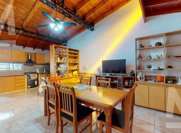 Casa · 187m² · 6 Ambientes · 2 Cocheras