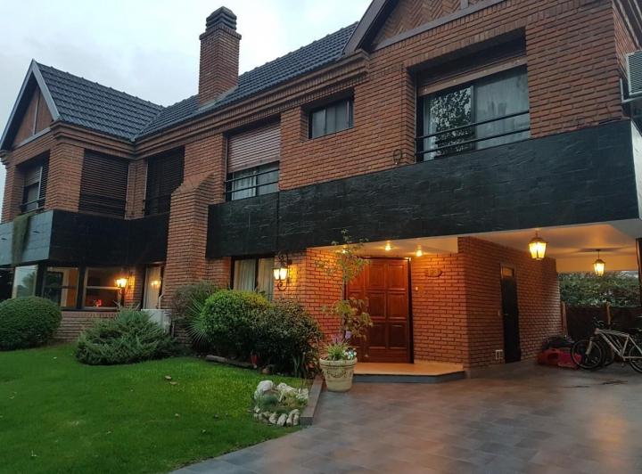 Casa · 306m² · 6 Ambientes · 2 Cocheras