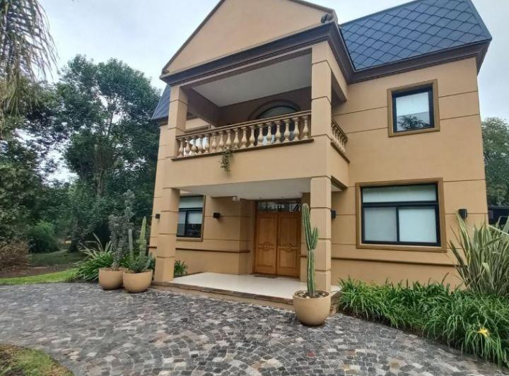 Casa · 350m² · 6 Ambientes · 2 Cocheras