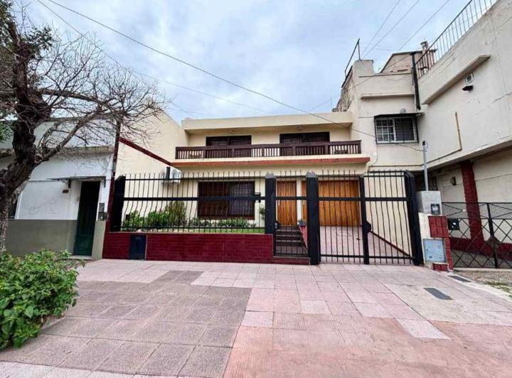 Casa · 240m² · 6 Ambientes · 2 Cocheras