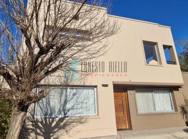 Casa · 240m² · 5 Ambientes · 2 Cocheras