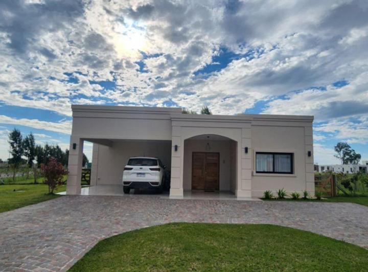 Casa · 250m² · 5 Ambientes · 7 Cocheras