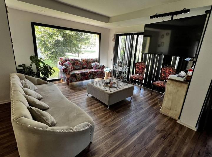 Casa · 218m² · 6 Ambientes · 3 Cocheras