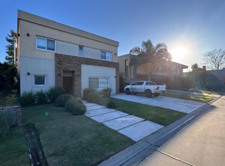 Casa · 230m² · 6 Ambientes · 3 Cocheras