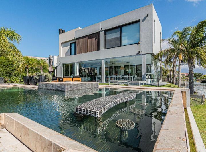 Casa · 400m² · 5 Ambientes · 4 Cocheras