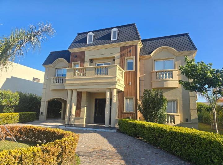 Casa · 285m² · 5 Ambientes · 2 Cocheras