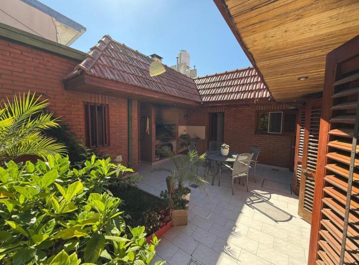 Casa · 214m² · 5 Ambientes · 1 Cochera