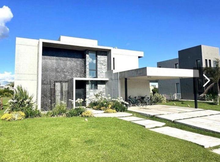 Casa · 212m² · 7 Ambientes · 4 Cocheras