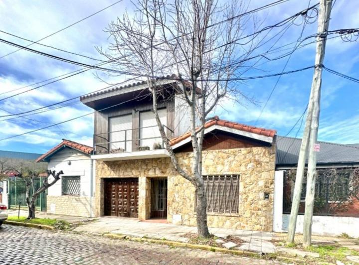 Casa · 110m² · 5 Ambientes · 1 Cochera