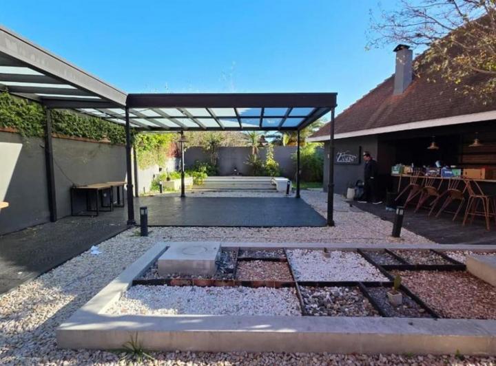 Casa · 250m² · 5 Ambientes · 2 Cocheras