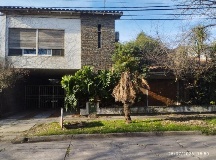 Casa · 200m² · 5 Ambientes · 2 Cocheras