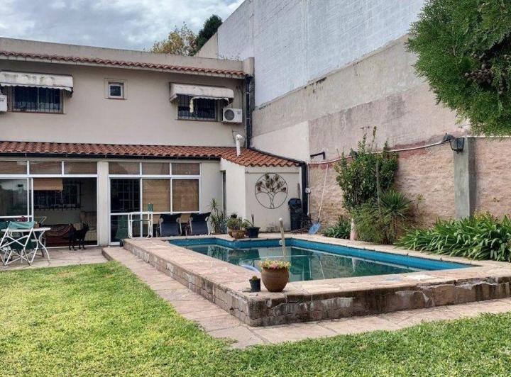 Casa · 190m² · 5 Ambientes · 2 Cocheras