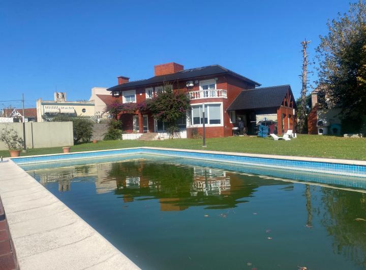 Casa · 383m² · 6 Ambientes · 2 Cocheras