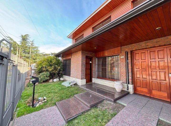 Casa · 296m² · 6 Ambientes · 2 Cocheras