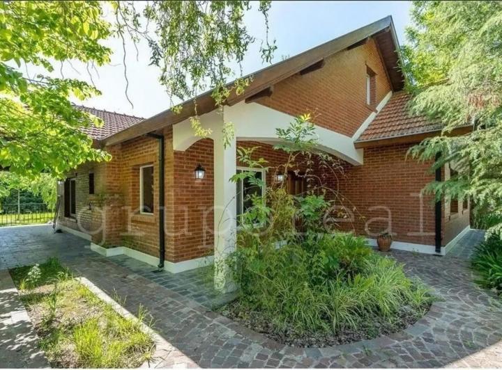 Casa · 220m² · 7 Ambientes