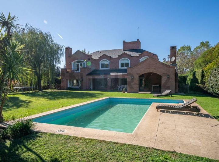 Casa · 332m² · 7 Ambientes · 1 Cochera