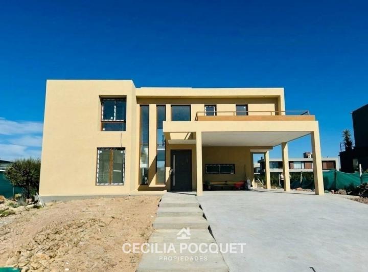 Casa · 200m² · 6 Ambientes · 2 Cocheras