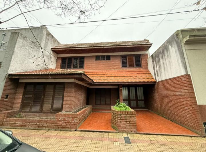 Casa · 256m² · 4 Dormitorios · 1 Cochera