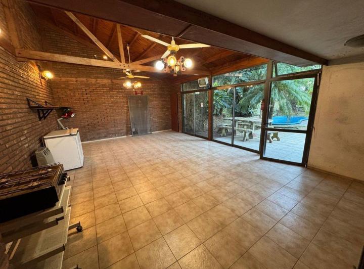 Casa · 251m² · 5 Ambientes · 2 Cocheras