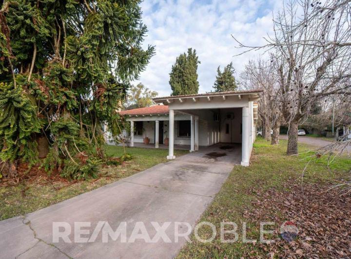 Casa · 241m² · 5 Ambientes · 3 Cocheras