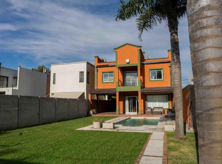 Casa · 280m² · 3 Ambientes · 2 Cocheras