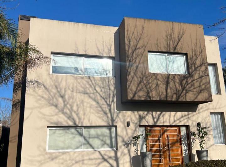Casa · 300m² · 6 Ambientes · 1 Cochera