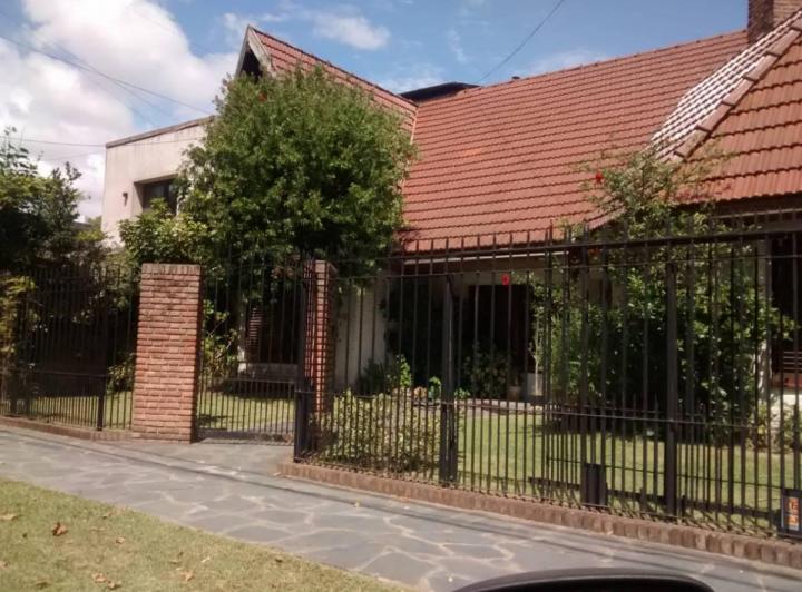 Casa · 1m² · 5 Ambientes · 1 Cochera