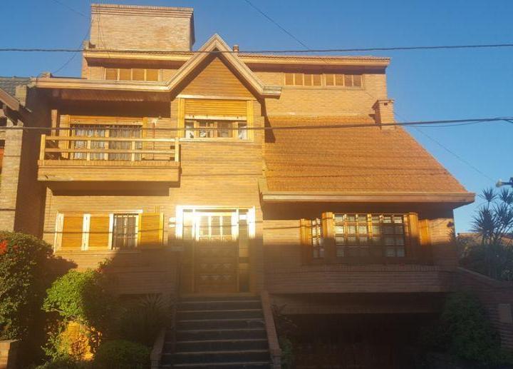 Casa · 320m² · 7 Ambientes · 1 Cochera
