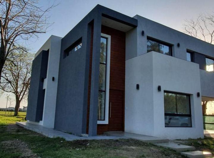 Casa · 275m² · 5 Ambientes · 2 Cocheras