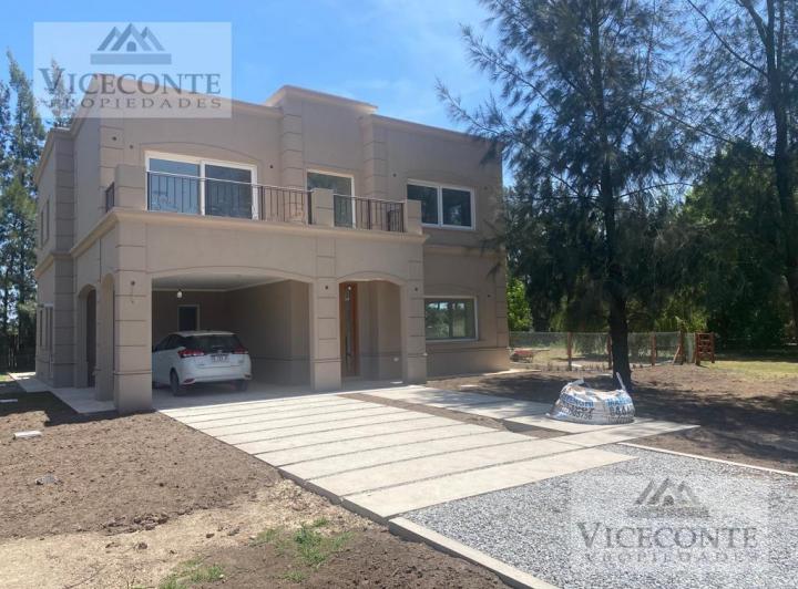 Casa · 945m² · 4 Dormitorios · 4 Cocheras
