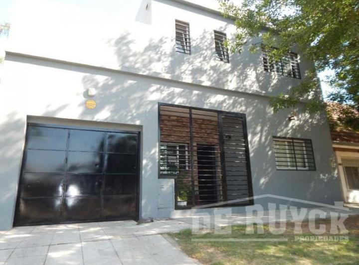 Casa · 210m² · 5 Ambientes · 1 Cochera