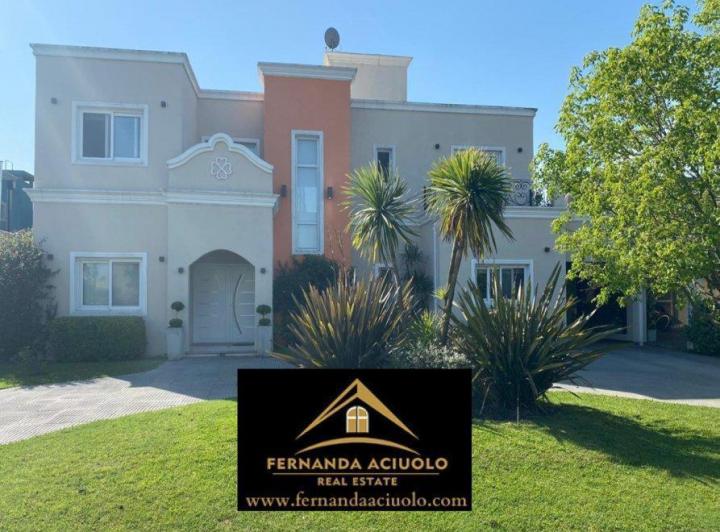 Casa · 300m² · 5 Ambientes · 2 Cocheras