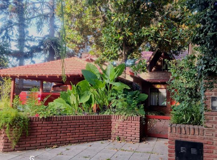 Casa · 140m² · 6 Ambientes · 2 Cocheras