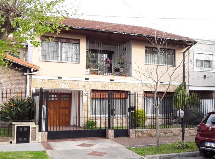 Casa · 200m² · 5 Ambientes · 3 Cocheras