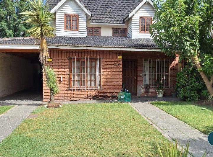 Casa · 230m² · 5 Ambientes · 1 Cochera