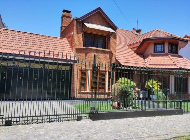 Casa · 400m² · 6 Ambientes · 1 Cochera