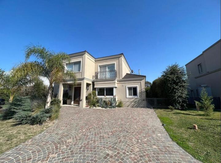 Casa · 300m² · 5 Ambientes · 3 Cocheras