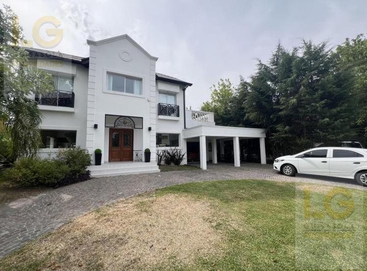 Casa · 350m² · 5 Ambientes · 1 Cochera