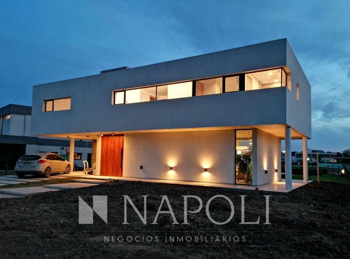 Casa · 200m² · 6 Ambientes · 2 Cocheras